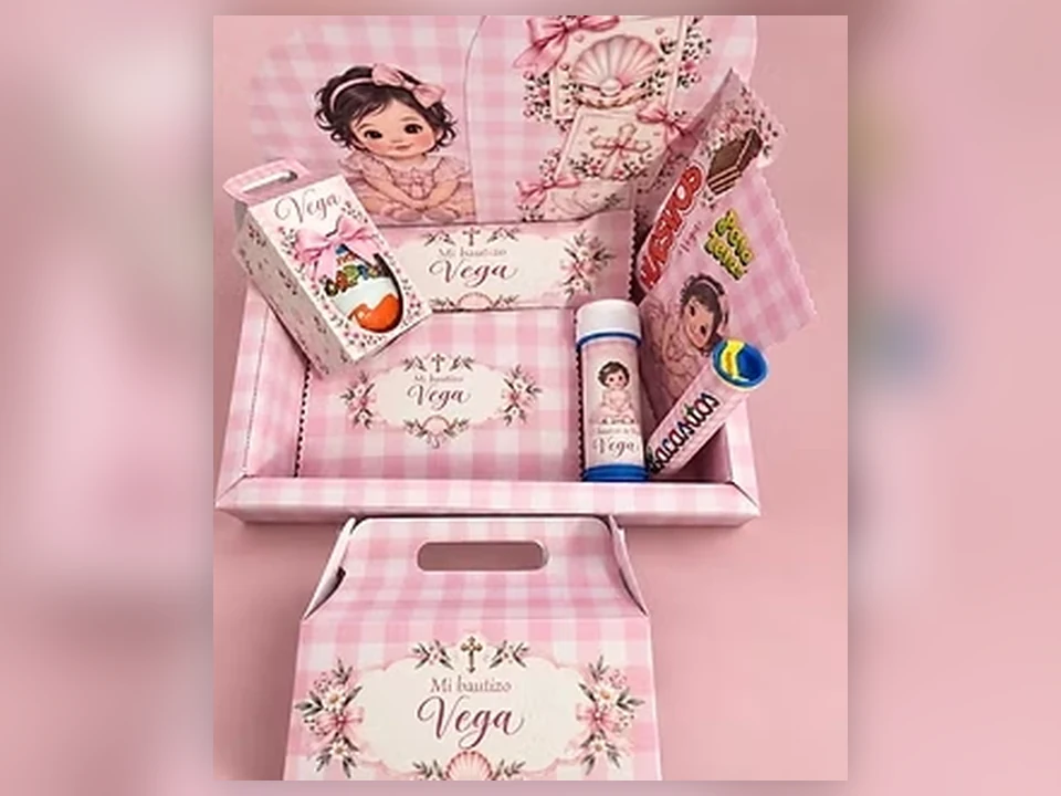 Conjunto de detalles personalizados para el bautizo de Vega en tonos rosa
