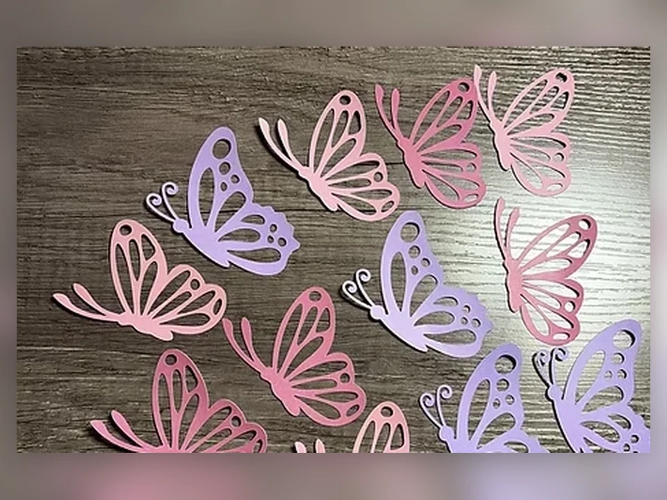 Mariposas decorativas de cartulina rosa y lila hechas a mano